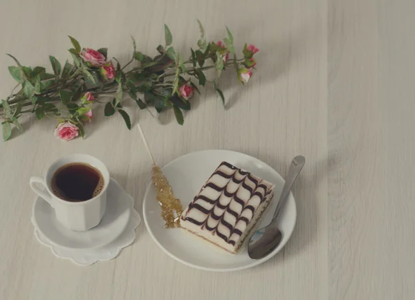 Tarta con glaseado y café, tonificada vainilla — Foto de Stock