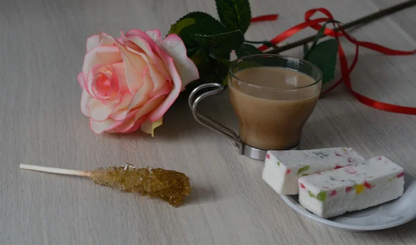 Glas Kaffee mit süßen Pastillen — Stockfoto