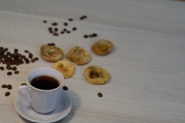 Kuru incir ile masada kahve