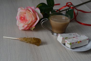 pastil ve şeker ile beyaz kahve