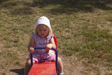 Tahterevalli üzerinde uykulu yürümeye başlayan çocuk