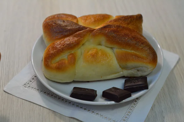 Мягкая свежая булочка с шоколадной начинкой — стоковое фото