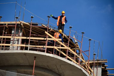 Podolsk, 28.04.2015 - başka bir iş için talimat verirken işçi