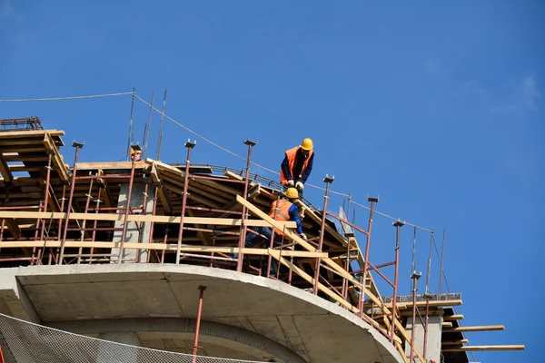 PODOLSK, 28.04.2015 workers making staging — Stock Photo, Image