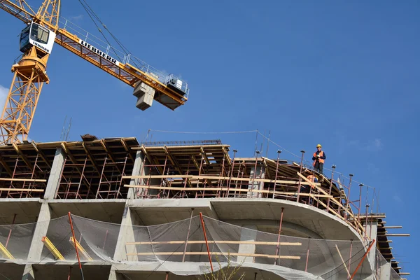 PODOLSK, 28.04.2015 - Workers making preparations on the constru — Stock Photo, Image