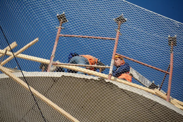 Podolsk, 28.04.2015 - eage binanın işçilerin