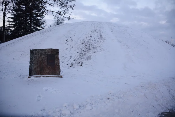 Antigua colina de la tumba escita, con una tabla de información, Chernihiv —  Fotos de Stock