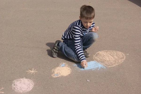 Niño dibujando planetas y cielo exterior —  Fotos de Stock