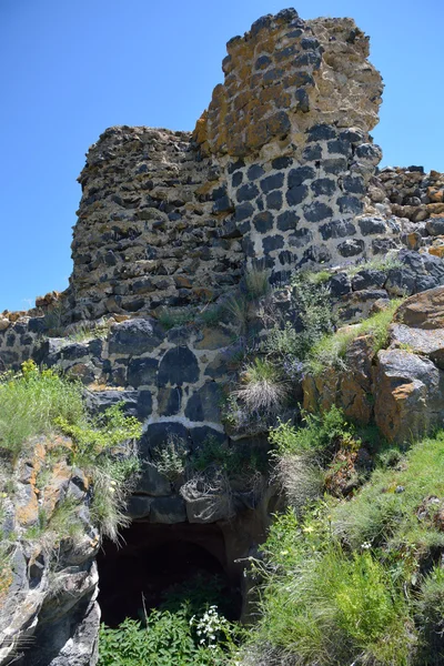 Muro di rovine e tunnel a Sevanavank — Foto Stock