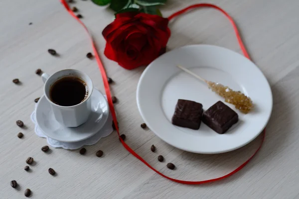 Café, deux chocolats et une rose — Photo