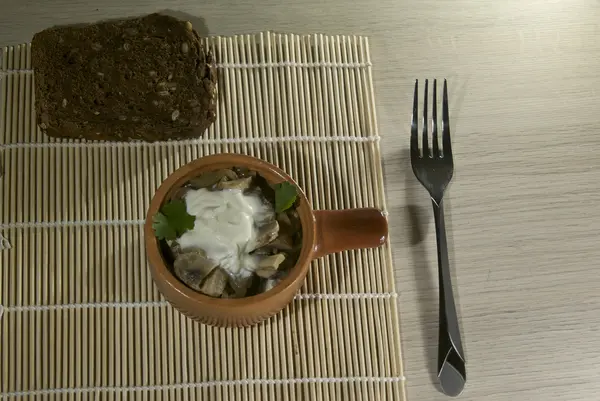 Guiso de champiñones en un tazón de barro tradicional — Foto de Stock