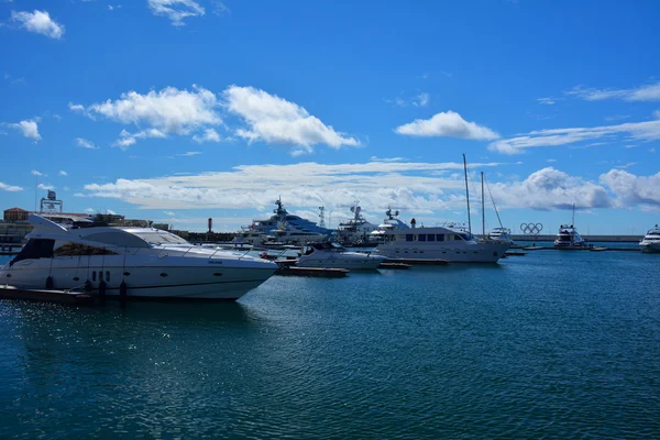 Sochi, Rusland: 29.09.2014 - de jachten in Sotsji zeehaven — Stockfoto