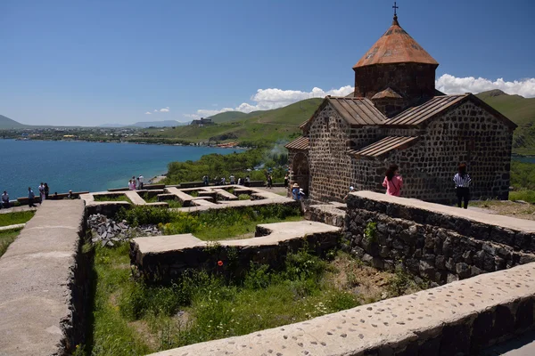 Sevan, Armenia: 14.06.2014 - weergave van Sevanavank klooster, in Ar — Stockfoto