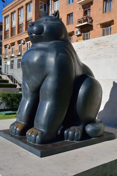 YEREVAN, ARMENIA - 13.06.2014: Estatua de gato de Botero en Ereván , — Foto de Stock