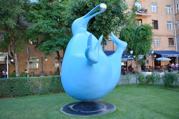 YEREVAN, ARMENIA - 13.06.2014:  statue "Blue qiwi", next to the — Stock Photo, Image