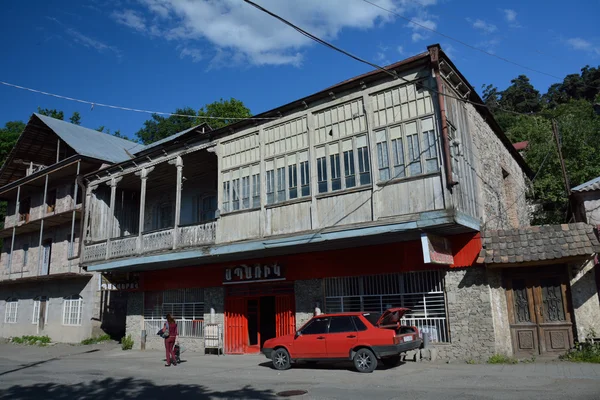 Dilijan, armenien - 14.06.2014: kleiner Laden im ersten Stock des — Stockfoto