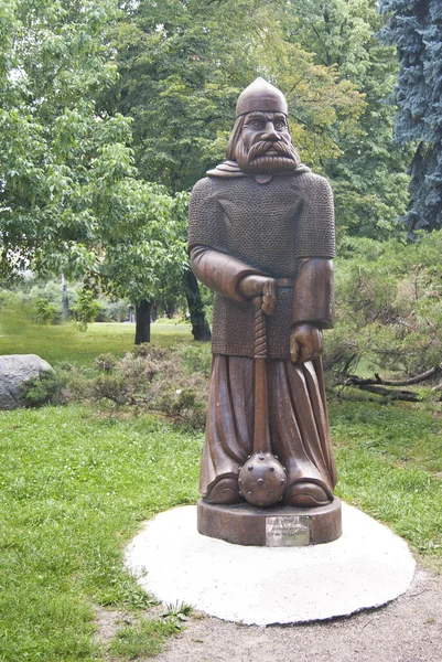CHERNIHIV, UKRAINE, 26.07.2015 - Wooden statue to ilya Muromets — Stock Photo, Image