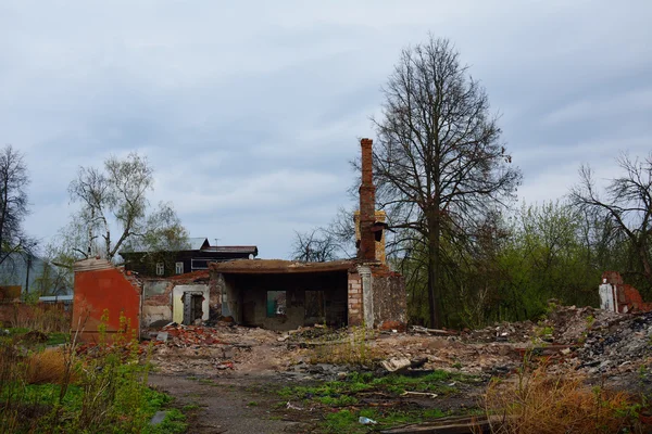 Schoorsteen en de resten van het oude dak — Stockfoto