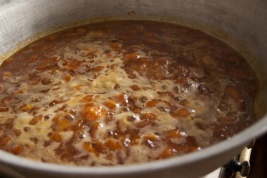 Kayısı reçeli ile metal kase