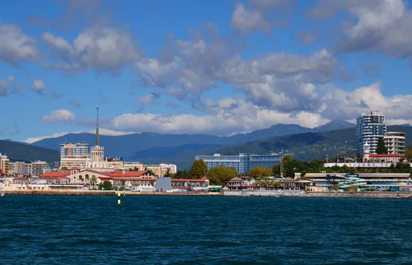 Sochi, seaport Dağları ile görünümünü