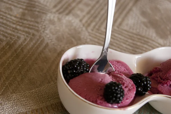 Helado con fresas frescas — Foto de Stock