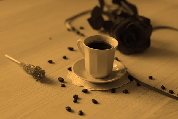 Xícara de café quente e uma rosa — Fotografia de Stock