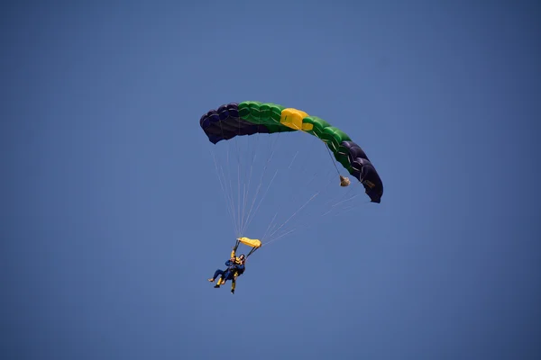 Parachutists in one parachute — Stock Photo, Image