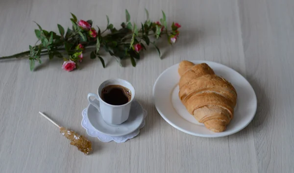 Café et un croixant — Photo