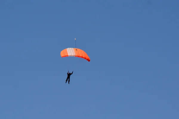 Parachutist with a bright parachute — Stock Photo, Image