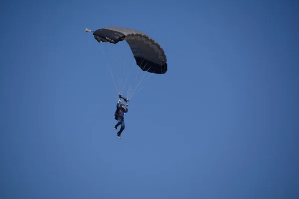 Parachutiste haut dans le ciel — Photo