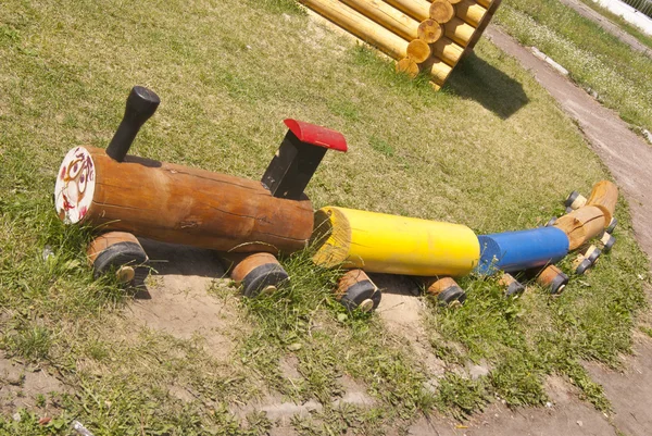 Trem de madeira no parque infantil — Fotografia de Stock