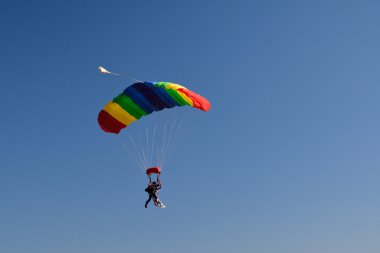 Paraşüt ile iki sporcu