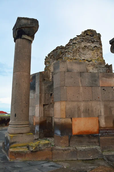 Pillar and sone stones in Zvartnots ruins — Stock Photo, Image