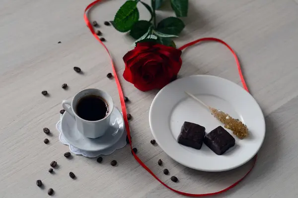 강한 커피와 두 개의 초콜릿 컵 — 스톡 사진