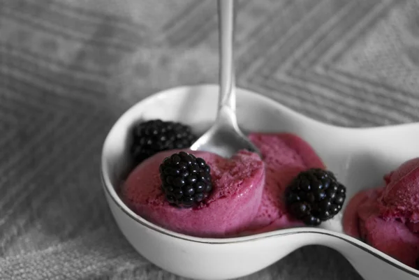 Helado de fresa en un tazón — Foto de Stock