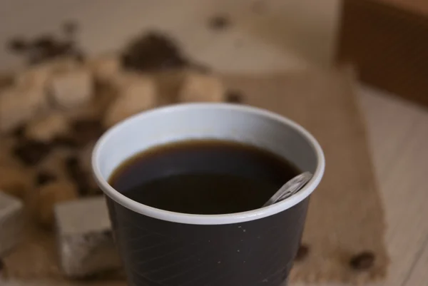 Closeup de café fresco em uma xícara de plástico — Fotografia de Stock