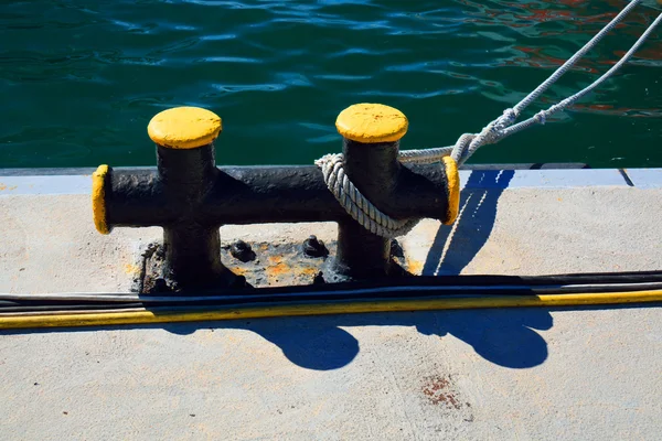 A mólón, egy kikötőkötél és egy kábelezés elöl fém bitt — Stock Fotó