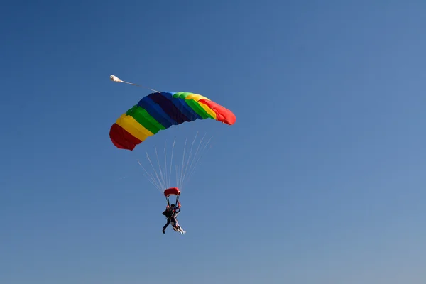 Two sportsmen with the parachute — Stock Photo, Image