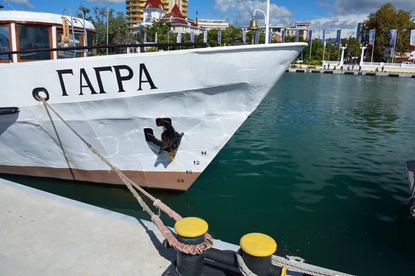 SOCHI, RUSIA: 29.09.2014 - yate Gagra en reposo en Sochi mar por —  Fotos de Stock