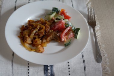 Jeera, salald ile hizmet ile sıcak kızarmış et