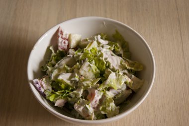 Yeşil taze sebze salatası