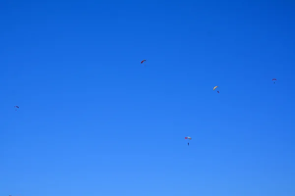 Many small parachutists in the sky — Stock Photo, Image