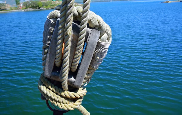 Vecchio blocco con corde sulla nave — Foto Stock