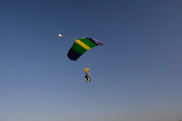 Dos hombres bajo el paracaídas —  Fotos de Stock
