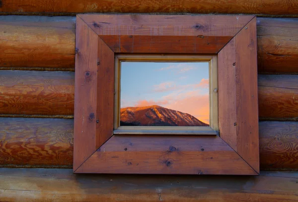 Finestra in legno con pendenze montane al tramonto — Foto Stock