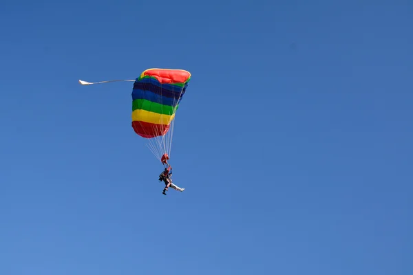 Pair parachuting in the sky — Stock Photo, Image