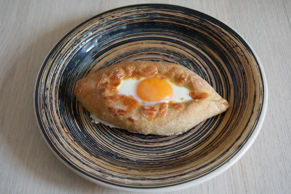 Acaralı khachapuri plaka üzerinde — Stok fotoğraf