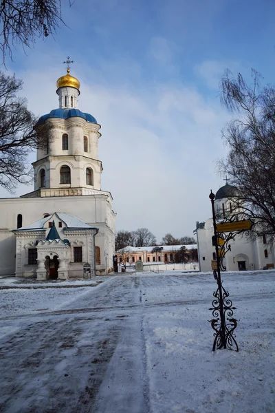 Sokakta park Collegium ve Boris-Gleb Katedrali ile