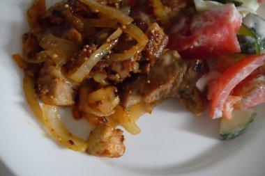 Kızarmış et soğan ve sebze salatası ile