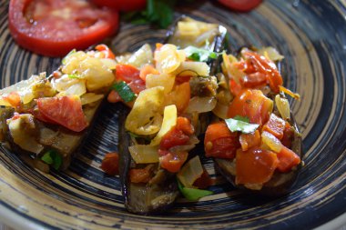 İmam bayildi - soğan, domates ve yeşillik ile patlıcan